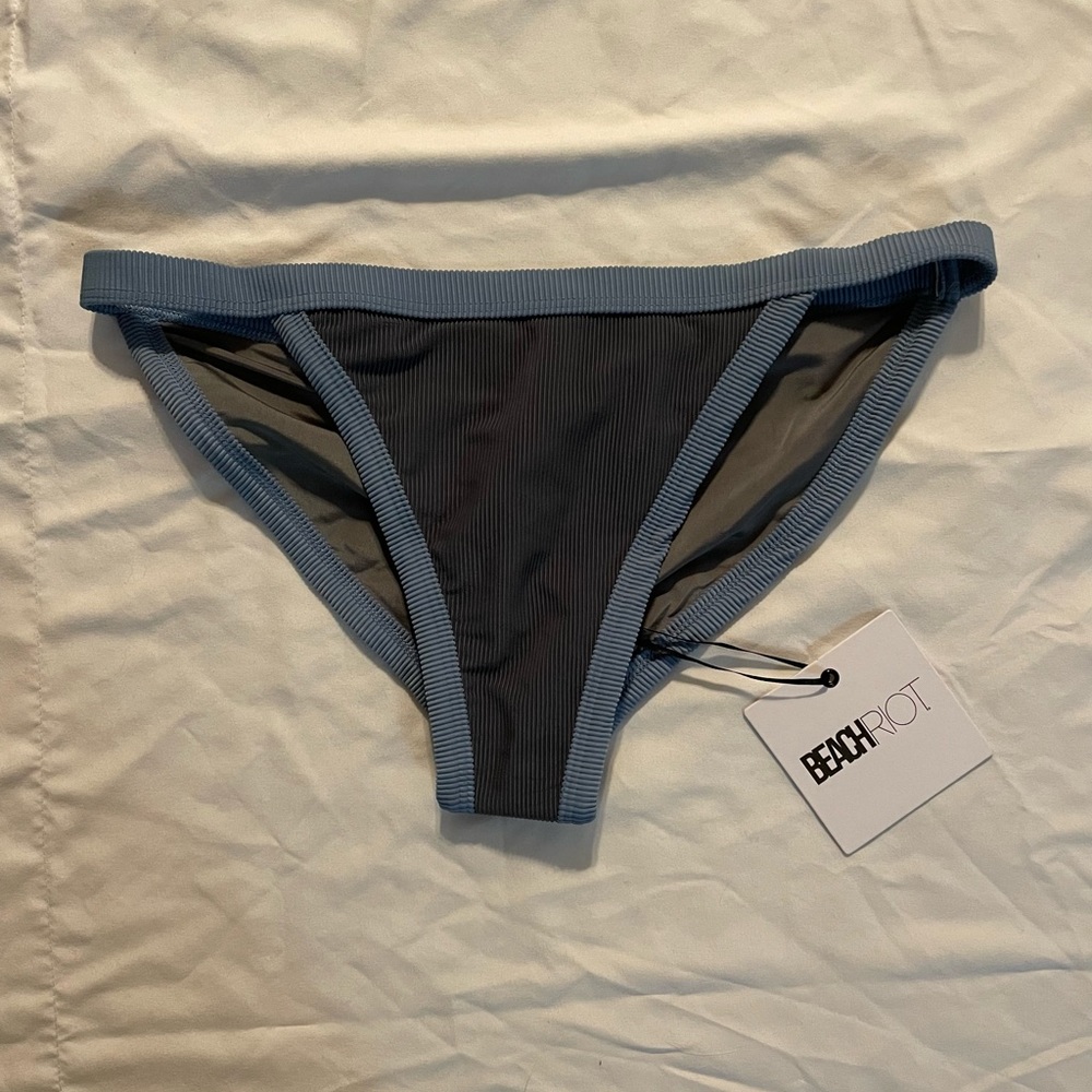 BNWT BEACH RIOT